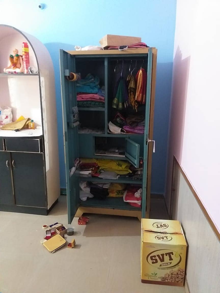 ಪ್ರಭುಗೌಡ ಎಸ್.ಪಾಟೀಲ ಎಂಬುವರ ಮನೆಯ ಅಲ್ಮೇರಾ ತೆಗೆದಿರುವ ದೃಶ್ಯ