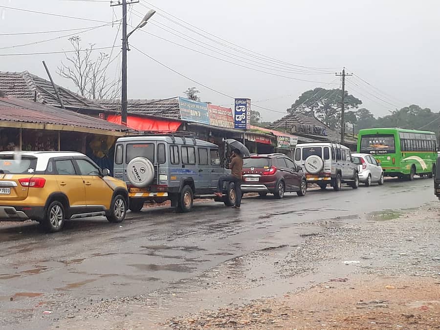 ಸಾಲುಗಟ್ಟಿ ನಿಂತಿರುವ ವಾಹನಗಳು