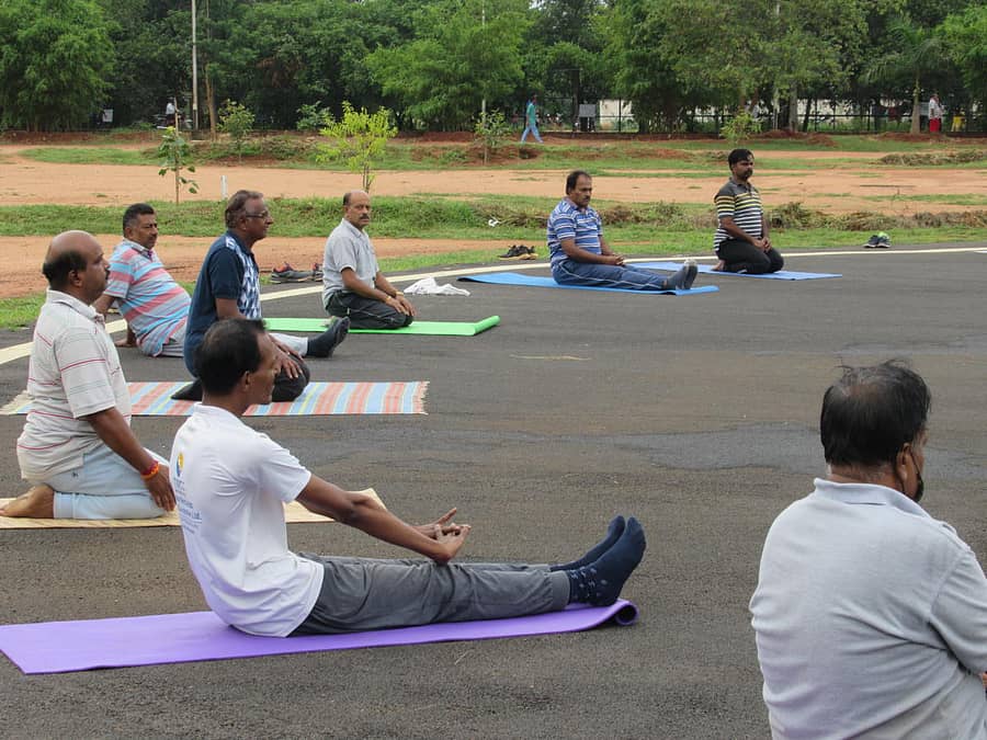 ವ್ಯಾಯಾಮದಲ್ಲಿ ತೊಡಗಿಕೊಂಡಿರುವ ಫಿಟ್ನೆಸ್ ಕ್ಲಬ್ ಸದಸ್ಯರು