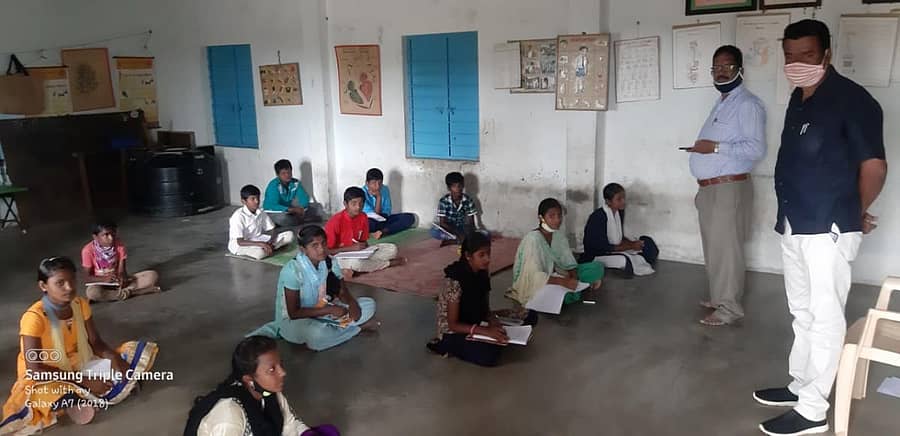 ಚಿಂತಾಮಣಿ ತಾಲ್ಲೂಕಿನ ಕೆ.ರಾಗುಟ್ಟಹಳ್ಳಿ ಸರ್ಕಾರಿ ಪ್ರೌಢಶಾಲೆಯ ಶಿಕ್ಷಕರು ಗ್ರಾಮಗಳಿಗೆ ತೆರಳಿ ವಿದ್ಯಾರ್ಥಿಗಳಿಗ ಪಾಠ ಮಾಡಿದರು