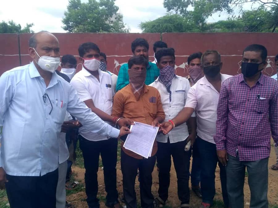 ರಾಯಚೂರಿನಲ್ಲಿ ಕರ್ನಾಟಕ ರಾಜ್ಯ ವಿದ್ಯುತ್ ಕಾರ್ಮಿಕರ ಫೆಡರೇಶನ್ ಜಿಲ್ಲಾ ಸಮಿತಿಯ ಪದಾಧಿಕಾರಿಗಳು ಜಿಲ್ಲಾಡಳಿತದ ಮೂಲಕ ಮುಖ್ಯಮಂತ್ರಿ ಅವರಿಗೆ ಶುಕ್ರವಾರ ಮನವಿ ಸಲ್ಲಿಸಿದರು