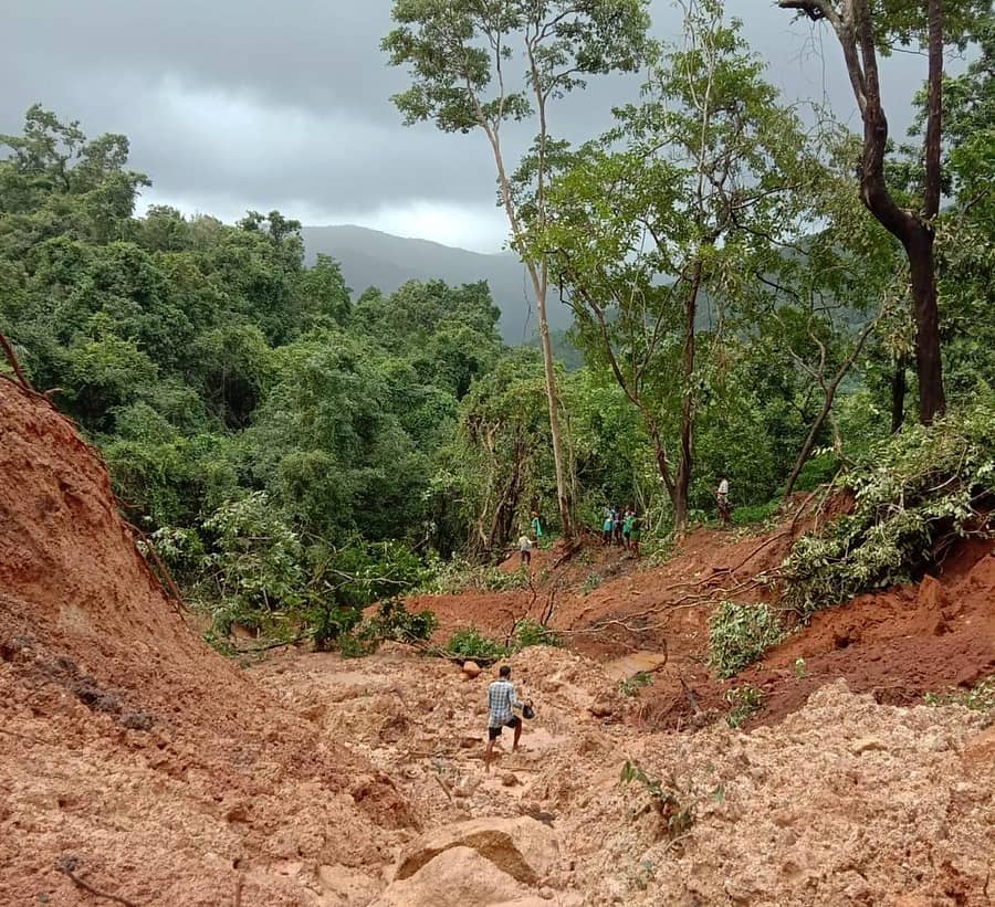 ಕಾರವಾರ ತಾಲ್ಲೂಕಿನ ದೇವಳಮಕ್ಕಿ ಗ್ರಾಮದ ನಗೆ ಎಂಬಲ್ಲಿ ಗುಡ್ಡದ ಮಣ್ಣು ಕುಸಿದಿರುವುದು