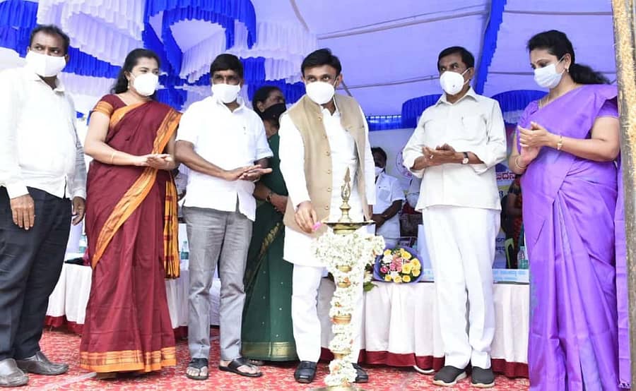 ಗೌರಿಬಿದನೂರಿನಲ್ಲಿ ವಿವಿಧ ಕಾಮಗಾರಿಗಳ ಉದ್ಘಾಟನೆ ಕಾರ್ಯಕ್ರಮವನ್ನು ಸಚಿವ ಡಾ.ಕೆ. ಸುಧಾಕರ್ ಉದ್ಘಾಟಿಸಿದರು. ಶಾಸಕ ಎನ್.ಎಚ್. ಶಿವಶಂಕರರೆಡ್ಡಿ ಇದ್ದರು