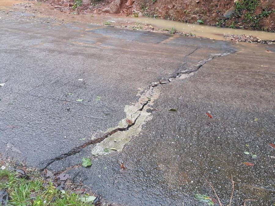 ಚಾರ್ಮಾಡಿ ಘಾಟಿಯ ರಾಷ್ಟ್ರೀಯ ಹೆದ್ದಾರಿಯಲ್ಲಿ ಬಿರುಕು ಕಾಣಿಸಿಕೊಂಡಿರುವುದು