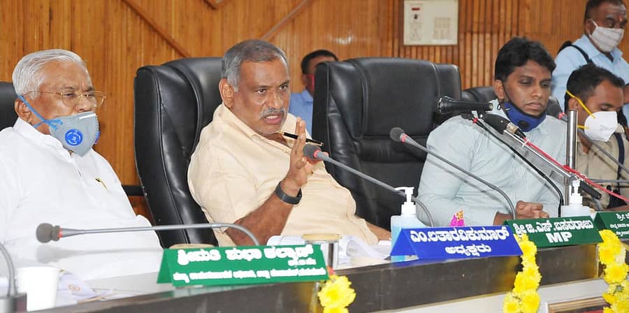 ಪ್ರಗತಿ ಪರಿಶೀಲನಾ ಸಭೆಯಲ್ಲಿ ಸಚಿವ ಜೆ.ಸಿ.ಮಾಧುಸ್ವಾಮಿ ಮಾತನಾಡಿದರು