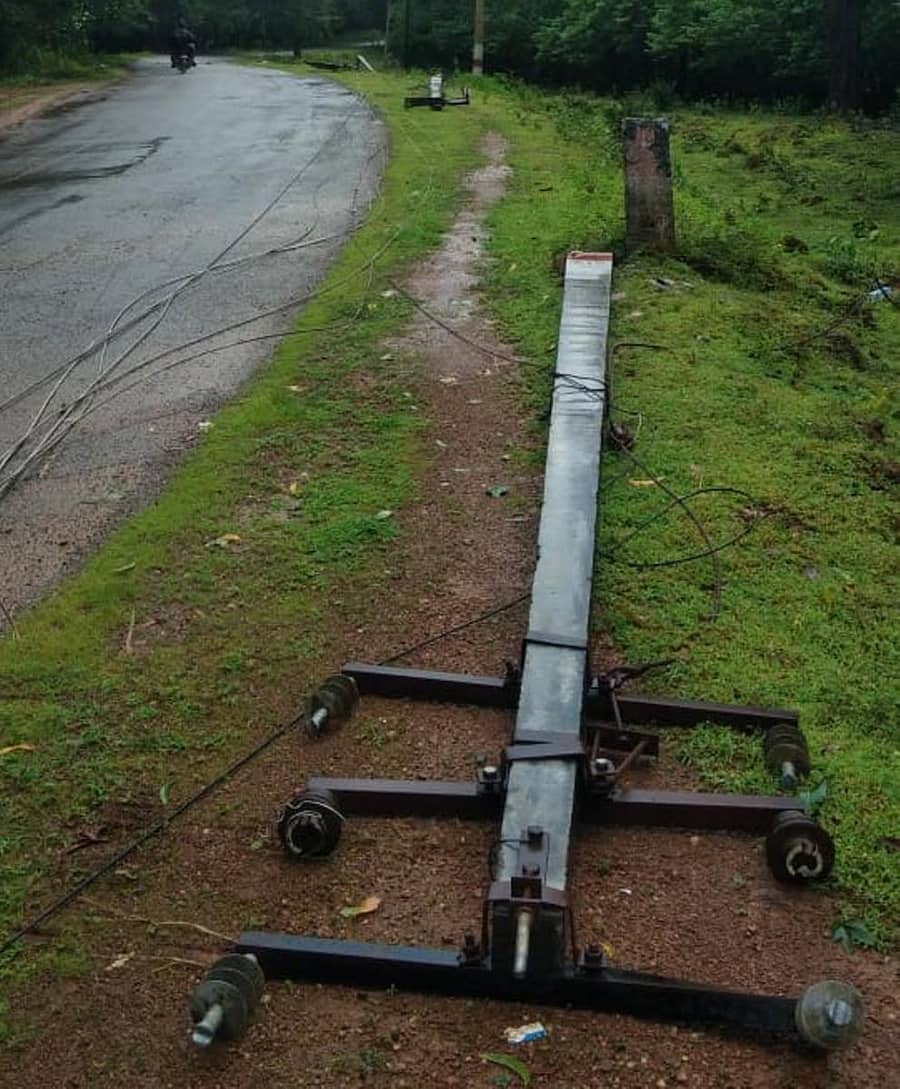 ಗಾಳಿ–ಮಳೆಗೆ ಶಿರಸಿ ತಾಲ್ಲೂಕಿನ ಗ್ರಾಮೀಣ ಭಾಗದಲ್ಲಿ ಮುರಿದು ಬಿದ್ದಿದ್ದ ವಿದ್ಯುತ್ ಕಂಬ (ಸಾಂದರ್ಭಿಕ ಚಿತ್ರ)