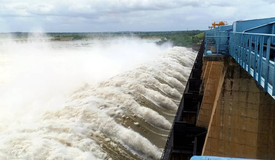 ಹುಣಸಗಿ ತಾಲ್ಲೂಕಿನ ನಾರಾಯಣಪುರ ಬಸವಸಾಗರ ಜಲಾಶಯದಿಂದ 17 ಕ್ರಷ್ಟ್ ಗೇಟ್ಗಳ ಮೂಲಕ 1.80 ಲಕ್ಷ ಕ್ಯುಸೆಕ್ ನೀರನ್ನು ನದಿಗೆ ಹರಿಸಲಾಗುತ್ತಿದೆ