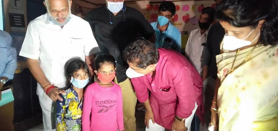 ಹೊನ್ನಾವರ ತಾಲ್ಲೂಕಿನ ಚಿಕ್ಕನಕೋಡದಲ್ಲಿ ಪರಿಹಾರ ಕೇಂದ್ರಕ್ಕೆ ಶುಕ್ರವಾರ ಭೇಟಿ ನೀಡಿದ ಸಚಿವ ಆರ್.ಅಶೋಕ, ಮಕ್ಕಳ ಜೊತೆ ಮಾತನಾಡಿದರು. ಸಚಿವ ಶಿವರಾಮ ಹೆಬ್ಬಾರ ಚಿತ್ರದಲ್ಲಿದ್ದಾರೆ.