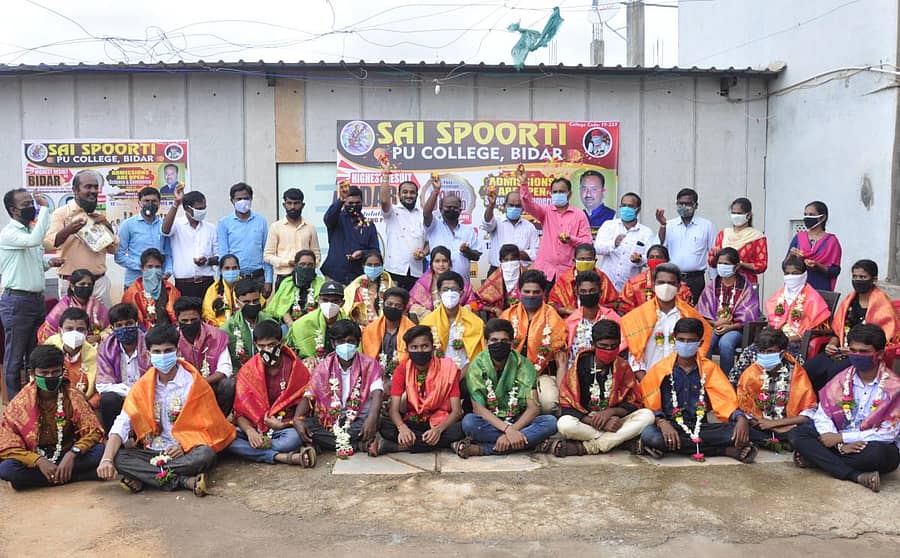 ಬೀದರ್‌ನ ಸಾಯಿ ಸ್ಫೂರ್ತಿ ಪದವಿಪೂರ್ವ ವಿಜ್ಞಾನ ಕಾಲೇಜಿನಲ್ಲಿ ಶುಕ್ರವಾರ ದ್ವಿತೀಯ ಪಿಯುಸಿ ಪರೀಕ್ಷೆಯಲ್ಲಿ ಅಗ್ರಶ್ರೇಣಿಯಲ್ಲಿ ಉತ್ತೀರ್ಣರಾದ 33 ವಿದ್ಯಾರ್ಥಿಗಳನ್ನು ಸನ್ಮಾನಿಸಲಾಯಿತು