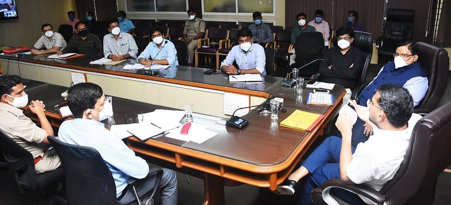 ಹಾವೇರಿ ಜಿಲ್ಲಾಧಿಕಾರಿ ಕಚೇರಿ ಸಭಾಂಗಣದಲ್ಲಿ ಶುಕ್ರವಾರ ಜಿಲ್ಲಾ ಉಸ್ತುವಾರಿ ಕಾರ್ಯದರ್ಶಿ ಮನೋಜ್‌ ಜೈನ್‌ ಅವರು ಜಿಲ್ಲಾ ಮಟ್ಟದ ಅಧಿಕಾರಿಗಳ ಸಭೆ ನಡೆಸಿದರು 