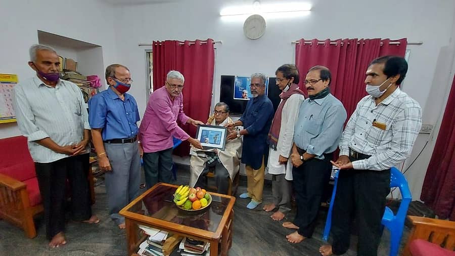 ಉಡುಪಿಯ ಕೊಳಂಬೆಯಲ್ಲಿ ಚಿಂತಕ ಜಿ.ರಾಜಶೇಖರ್ ಅವರಿಗೆ ಶುಕ್ರವಾರ ‘ಕಿರಂ ಪುರಸ್ಕಾರ’ ಪ್ರಧಾನ ಮಾಡಲಾಯಿತು.