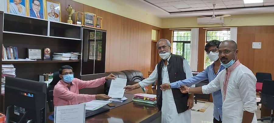 ಜಿಲ್ಲೆಯ ಕೋವಿಡ್ ಆಸ್ಪತ್ರೆಗಳಲ್ಲಿ ಮೂಲಸೌಕರ್ಯ ಒದಗಿಸುವಂತೆ ಆಗ್ರಹಿಸಿ ವಿಧಾನ ಪರಿಷತ್ ಮಾಜಿ ಸದಸ್ಯ ಚನ್ನಾರೆಡ್ಡಿ ಪಾಟೀಲ ತುನ್ನೂರ ಜಿಲ್ಲಾಧಿಕಾರಿಗೆ ಮನವಿ ಸಲ್ಲಿಸಿದರು