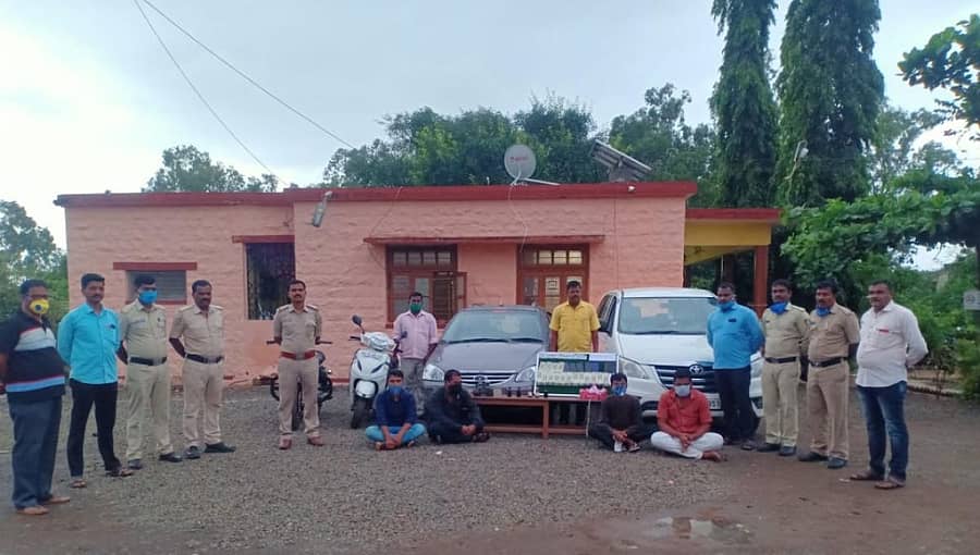 ಖೋಟಾ ನೋಟಿನ ಬಂಡಲ್ಗಳನ್ನು ತಯಾರಿಸಿದ್ದ ಆರೋಪದ ಮೇಲೆ ನಾಲ್ವರನ್ನು ಘಟಪ್ರಭಾ ಠಾಣೆಯ ಪೊಲೀಸರು ಶುಕ್ರವಾರ ಬಂಧಿಸಿದ್ದಾರೆ