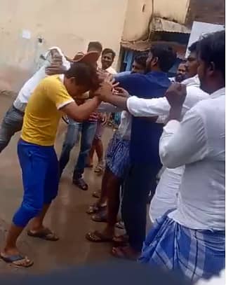 ಯುವಕನನ್ನು ಥಳಿಸುತ್ತಿರುವ ಸಾರ್ವಜನಿಕರು