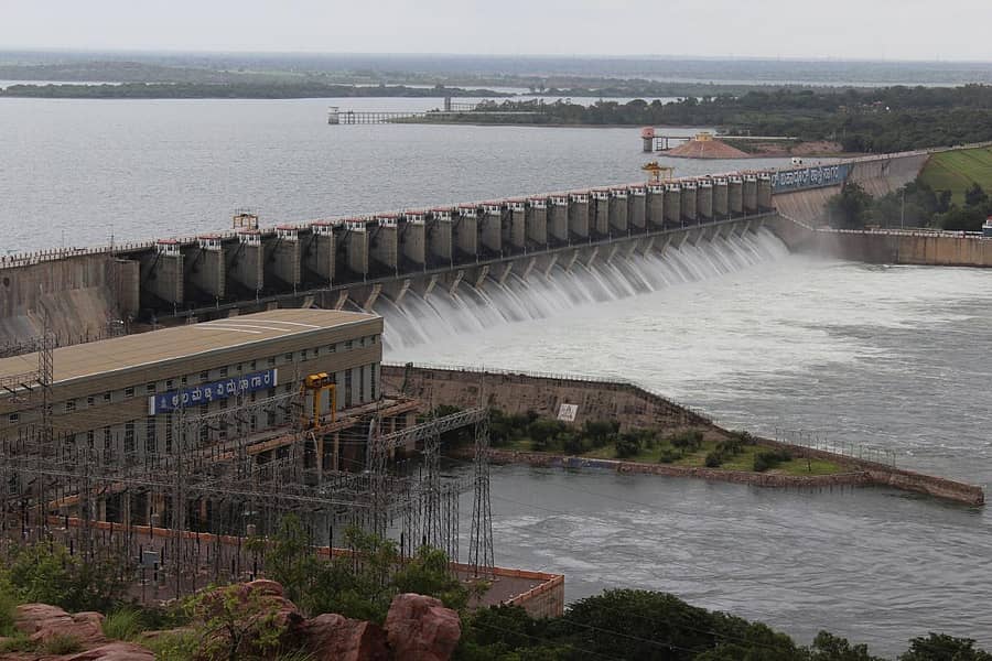 ಆಲಮಟ್ಟಿ ಜಲಾಶಯದಿಂದ 1.80 ಲಕ್ಷ ಕ್ಯುಸೆಕ್ ನೀರನ್ನು ನದಿಗೆ ಬಿಡಲಾಗುತ್ತಿದೆ. ಶುಕ್ರವಾರ ಜಲಾಶಯ ಸೀತಮ್ಮನಗಿರಿ ಭಾಗದಿಂದ ಕಾಣುತ್ತಿರುವುದು ಪ್ರಜಾವಾಣಿ ಚಿತ್ರ: ಚಂದ್ರಶೇಖರ ಕೋಳೇಕರ