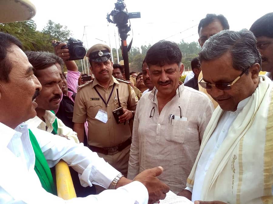 2018 ರಲ್ಲಿ ಆಗಿನ ಮುಖ್ಯಮಂತ್ರಿ ಸಿದ್ದರಾಮಯ್ಯ ಅವರು ಚನ್ನಪಟ್ಟಣಕ್ಕೆ ಆಗಮಿಸಿದ್ದಾಗ ಅವರನ್ನು ಹೆಲಿಪ್ಯಾಡ್ ಬಳಿಯೆ ಲಕ್ಷ್ಮಣಸ್ವಾಮಿ ಅವರು ಭೇಟಿ ಮಾಡಿ ಮೇಕೆದಾಟು ಯೋಜನೆ ಪೂರ್ಣ ಮಾಡುವಂತೆ ಒತ್ತಾಯಿಸಿ ಮನವಿ ಪತ್ರ ನೀಡಿದ್ದ ಸಂದರ್ಭ