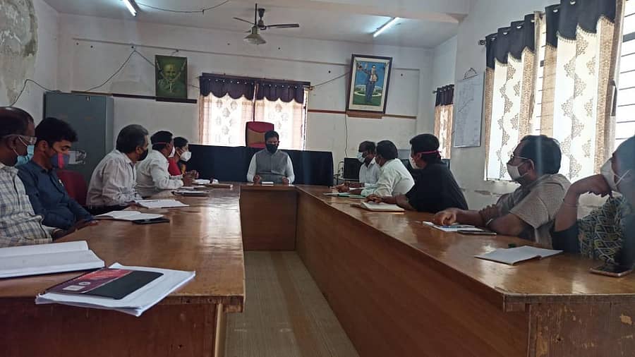 ಹೊಸಕೋಟೆಯ ತಾಲ್ಲೂಕು ಕಚೇರಿಯಲ್ಲಿ ಶಾಸಕ ಶರತ್‌ ಬಚ್ಚೇಗೌಡ ನೇತೃತ್ವದಲ್ಲಿ ಕೊರೊನಾ  ಕಾರ್ಯಪಡೆ ಅಧಿಕಾರಿಗಳ ಸಭೆ ನಡೆಯಿತು