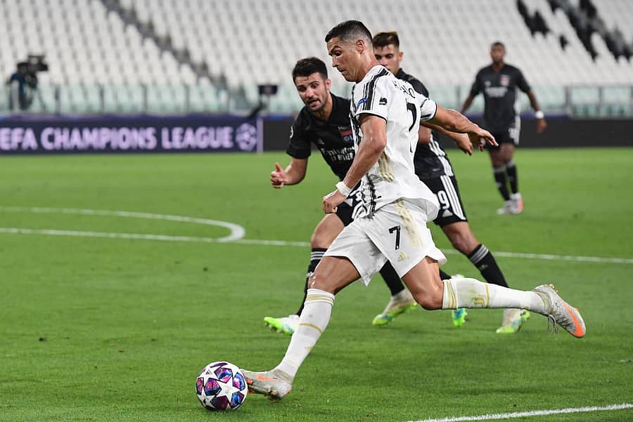 ಚೆಂಡಿನ ಮೇಲೆ ಹತೋಟಿ ಸಾಧಿಸಲು ಯತ್ನಿಸಿದ ಕ್ರಿಸ್ಟಿಯಾನೊ ರೊನಾಲ್ಡೊ (ಬಿಳಿ ಪೋಷಾಕು)–ಎಎಫ್‌ಪಿ ಚಿತ್ರ