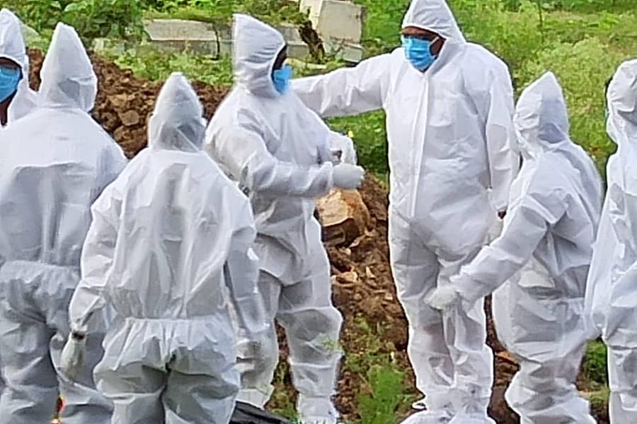 ಅರಸೀಕೆರೆ ನಗರಸಭೆ ಸದಸ್ಯ ಜಿ.ರಾಮು ಅವರ ಅಂತ್ಯಕ್ರಿಯೆಯಲ್ಲಿ ಶಾಸಕ ಕೆ.ಎಂ.ಶಿವಲಿಂಗೇಗೌಡ ಅವರು ಪಿಪಿಇ ಕಿಟ್ ಧರಿಸಿ ಭಾಗವಹಿಸಿದರು