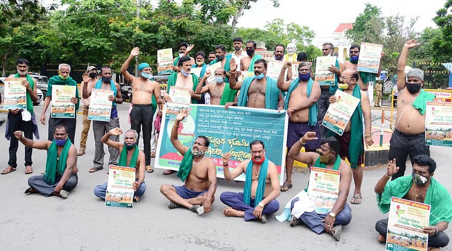 ಭೂ ಸುಧಾರಣಾ ಕಾಯ್ದೆ ತಿದ್ದುಪಡಿ ವಿರೋಧಿಸಿ ಮೈಸೂರಿನ ಜಿಲ್ಲಾ ನ್ಯಾಯಾಲಯದ ಮುಂಭಾಗ ಶನಿವಾರ ವಿವಿಧ ಸಂಘಟನೆಗಳ ನೇತೃತ್ವದಲ್ಲಿ ರೈತರು ಅರೆಬೆತ್ತಲೆಯಾಗಿ ಪ್ರತಿಭಟನೆ ನಡೆಸಿದರು