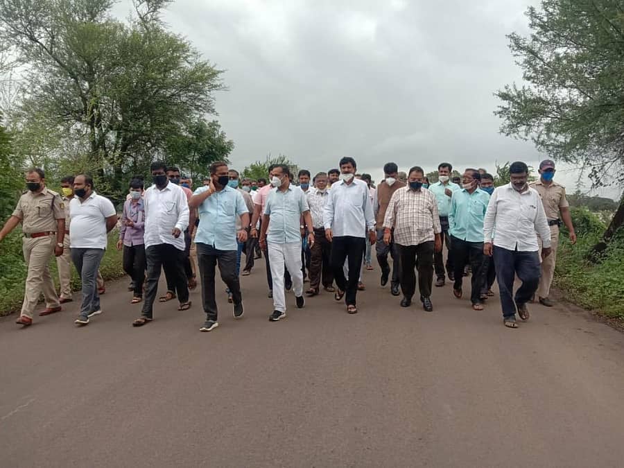 ರಾಜ್ಯದ ಗಡಿಗೆ ಹೊಂದಿಕೊಂಡಿರುವ ಮಹಾರಾಷ್ಟ್ರದ ಇಚಲಕರಂಜಿ ಬಳಿ ಸಚಿವ ರಮೇಶ ಜಾರಕಿಹೊಳಿ ಹಾಗೂ ಮಹಾರಾಷ್ಟ್ರದ ಸಚಿವ ರಾಜೇಂದ್ರ ಪಾಟೀಲ ಅವರು ಪ್ರವಾಹ ಪರಿಸ್ಥಿತಿಯನ್ನು ಅವಲೋಕಿಸಿದರು