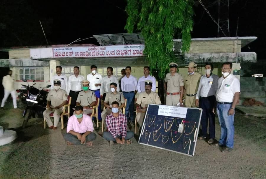 ಭಾಲ್ಕಿಯ ನಗರ ಪೊಲೀಸ್ ಠಾಣೆಯಲ್ಲಿ ಅಂತರರಾಜ್ಯ ಕಳ್ಳರನ್ನು ಬಂಧಿಸಿರುವ ಪೊಲೀಸರು. ಡಿವೈಎಸ್ಪಿ ದೇವರಾಜ್ ಬಿ., ಸಿಪಿಐ ರಮೇಶ ಮೈಲೂರಕರ್ ಇದ್ದರು