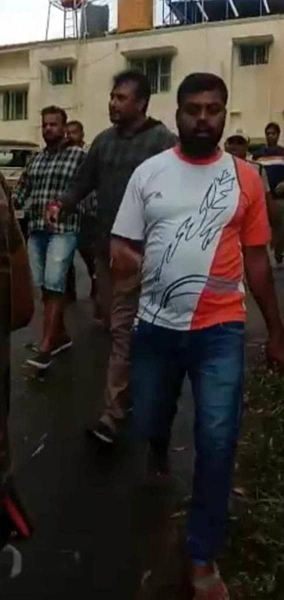 ಭದ್ರಾವತಿ ಬಿ.ಆರ್.ಪ್ರಾಜೆಕ್ಟ್ನ ಐಬಿ ಬಳಿ ಚಾಲೆಂಜಿಂಗ್ ಸ್ಟಾರ್ ದರ್ಶನ್ ಸ್ನೇಹಿತರ ಜತೆ ಹೆಜ್ಜೆ ಹಾಕಿದರು