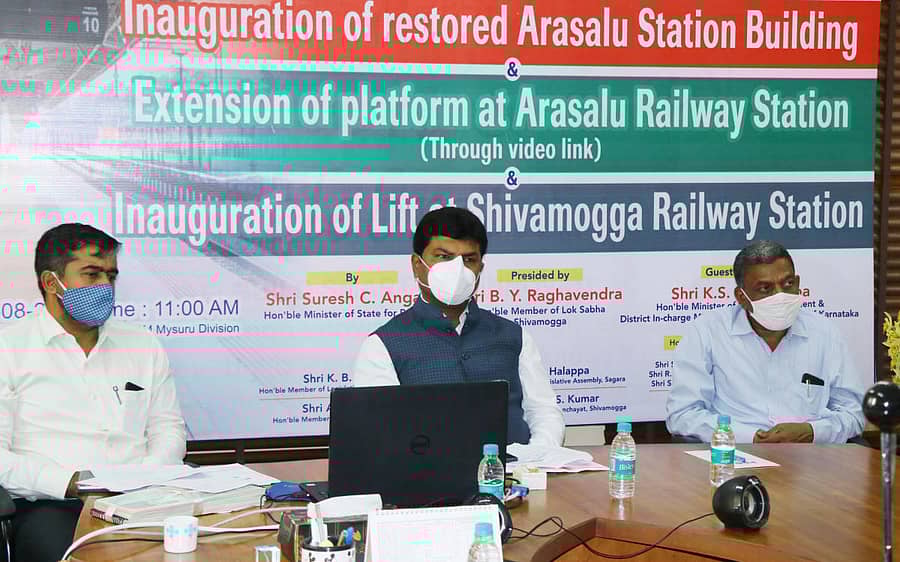 ಶಿವಮೊಗ್ಗದ ಪೆಸಿಟ್ ಕಾಲೇಜಿನಲ್ಲಿ ಶನಿವಾರ ನಡೆದ ಕಾರ್ಯಕ್ರಮದಲ್ಲಿ ಸಂಸದ ಬಿ.ವೈ.ರಾಘವೇಂದ್ರ ಮಾತನಾಡಿದರು.