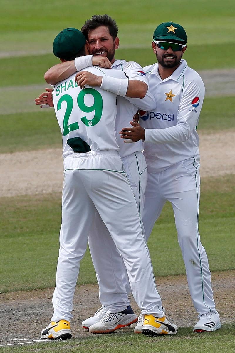 ವಿಕೆಟ್ ಗಳಿಸಿದ ಯಾಸೀರ್ ಶಾ ಅವರನ್ನು ಸಹ ಆಟಗಾರರು ಅಭಿನಂದಿಸಿದರು –ಎಎಫ್ಪಿ ಚಿತ್ರ