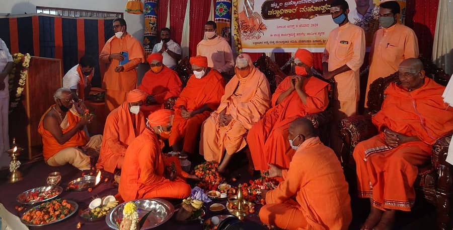 ಸಾಲೂರು ಮಠದ ನೂತನ ಪೀಠಾಧಿಪತಿ ಶಾಂತಮಲ್ಲಿಕಾರ್ಜುನ ಮಹಾಸ್ವಾಮೀಜಿ ಅವರು ವಿವಿಧ ಮಠಾಧೀಶರ ಪಾದಪೂಜೆ ನೆರವೇರಿಸಿದರು