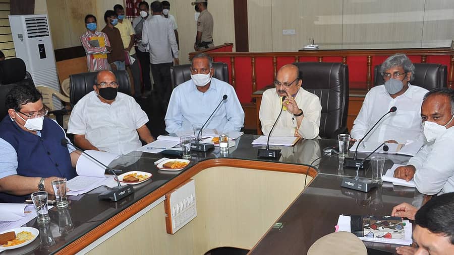 ಹಾವೇರಿಯ ಜಿಲ್ಲಾಧಿಕಾರಿ ಕಚೇರಿ ಸಭಾಂಗಣದಲ್ಲಿ ಶನಿವಾರ ಜಿಲ್ಲಾ ಉಸ್ತುವಾರಿ ಸಚಿವ ಬಸವರಾಜ ಬೊಮ್ಮಾಯಿ ಜಿಲ್ಲಾ ಮಟ್ಟದ ಅಧಿಕಾರಿಗಳ ಸಭೆ ನಡೆಸಿದರು