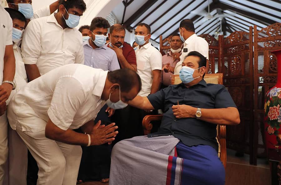 ದೇಶದ ಪ್ರಧಾನಿಯಾಗಿ ನಿಯೋಜನೆಗೊಂಡಿರುವ ಮಹಿಂದಾ ರಾಜಪಕ್ಸ ಅವರು ತಮ್ಮನ್ನು ಭೇಟಿಯಾಗಲು ಬಂದ ಪಕ್ಷದ ಕಾರ್ಯಕರ್ತರಿಗೆ ಆಶೀರ್ವದಿಸುತ್ತಿರುವುದು / ಚಿತ್ರ–ಎಪಿ