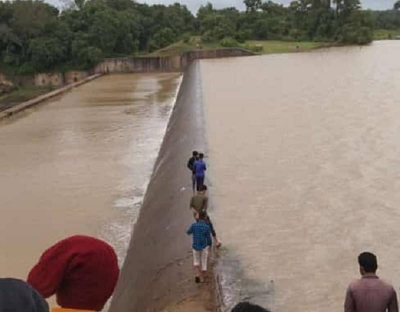 ಮುಂಡಗೋಡ ತಾಲ್ಲೂಕಿನ ಧರ್ಮಾ ಜಲಾಶಯ ಭರ್ತಿಯಾಗಿ ಕೋಡಿ ಮೂಲಕ ನೀರು ಹರಿಯುತ್ತಿದೆ