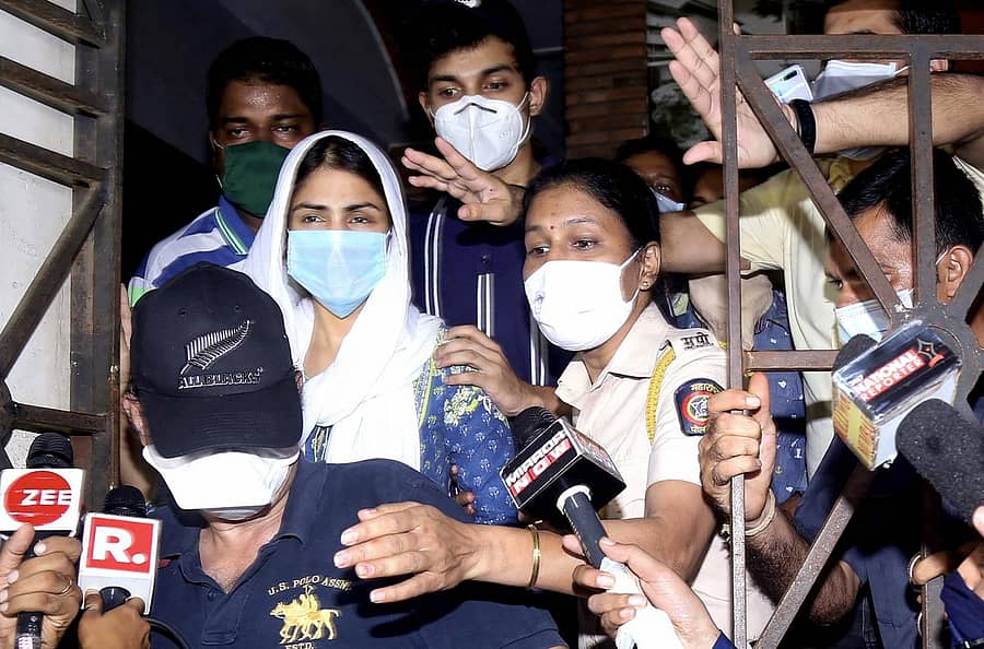 ಶುಕ್ರವಾರ ಇ.ಡಿ ವಿಚಾರಣೆಗೆ ಹಾಜರಾಗಿ ಹೊರಬಂದ ರಿಯಾ ಚಕ್ರವರ್ತಿ (ಸಂಗ್ರಹ ಚಿತ್ರ) 