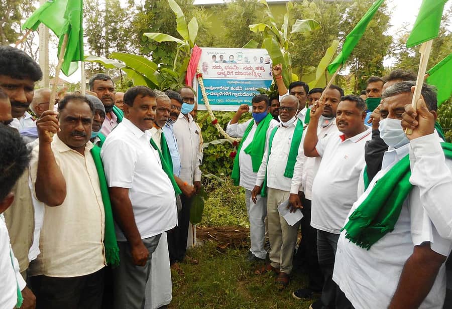 ಬೆಟ್ಟದಪುರ ಸಮೀಪದ ಬೆಟ್ಟದತುಂಗ ಗ್ರಾಮದಲ್ಲಿ ಸರ್ಕಾರದ ರೈತ ವಿರೋಧಿ ಕಾನೂನುಗಳನ್ನು ವಿರೋಧಿಸಿ ‘ನಮ್ಮ ಭೂಮಿ ನಮ್ಮ ಹಕ್ಕು ಅನ್ಯರಿಗೆ ಮಾರಾಟಕ್ಕಿಲ್ಲ’ ನಾಮಫಲಕವನ್ನು ಅಳವಡಿಸಿ ಚಾಲನೆ ನೀಡಲಾಯಿತು.