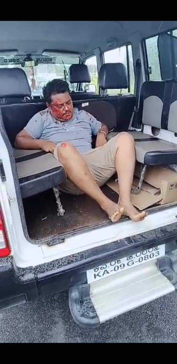 ಅಪಘಾತದಲ್ಲಿ ಗಾಯಗೊಂಡಿದ್ದ ವ್ಯಕ್ತಿಯನ್ನು ತಹಶೀಲ್ದಾರ್ ತಮ್ಮ ಸರ್ಕಾರಿ ವಾಹನದಲ್ಲಿ ಕರೆದೊಯ್ದರು