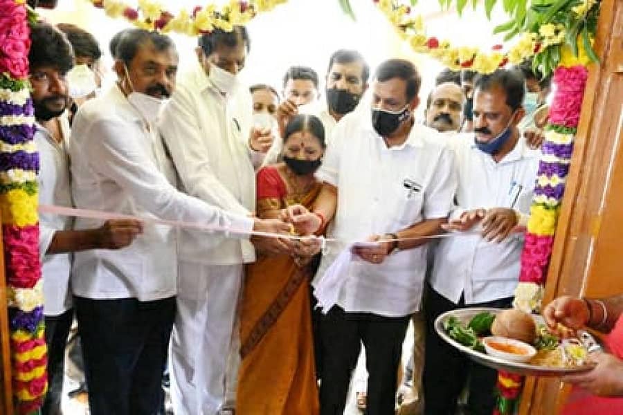 ದೊಡ್ಡಬಳ್ಳಾಪುರ ತಾಲೂಕಿನ ತಳಗವಾರದಲ್ಲಿ ಪ್ರಧಾನ ಮಂತ್ರಿ ಗ್ರಾಮ ಸಡಕ್ ಯೋಜನೆಯಡಿ ರಸ್ತೆ ಅಭಿವೃದ್ಧಿ ಕಾಮಗಾರಿಗಳಿಗೆ ಸಂಸದ ಬಿ.ಎನ್.ಬಚ್ಚೇಗೌಡ ಚಾಲನೆ ನೀಡಿದರು. ಶಾಸಕ ಟಿ.ವೆಂಕಟರಮಣಯ್ಯ ಹಾಜರಿದ್ದರು