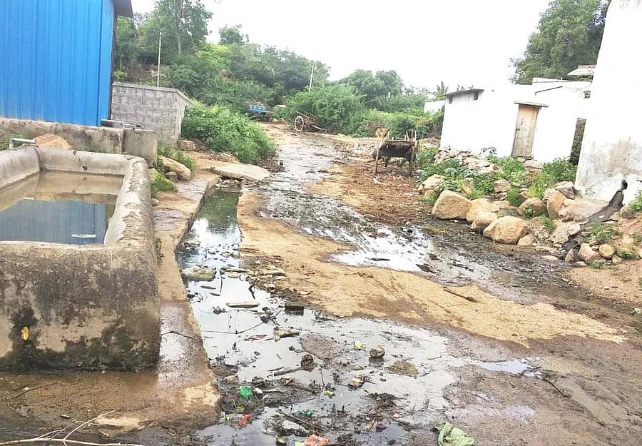 ಯಲಗಟ್ಟಾ, ಗ್ರಾಮದ ದಲಿತ ಕಾಲೊನಿಯಲ್ಲಿ ಚರಂಡಿ ನೀರು ರಸ್ತೆ ಮೇಲೆ ಹರಿಯುತ್ತಿರುವುದು