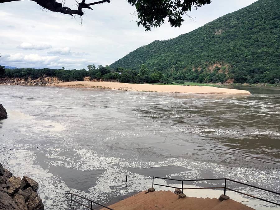 ಹನೂರು ತಾಲ್ಲೂಕಿನ ಹೊಗೆನಿಕಲ್ ನಲ್ಲಿ ತುಂಬಿ ಹರಿಯುತ್ತಿರುವ ಕಾವೇರಿ