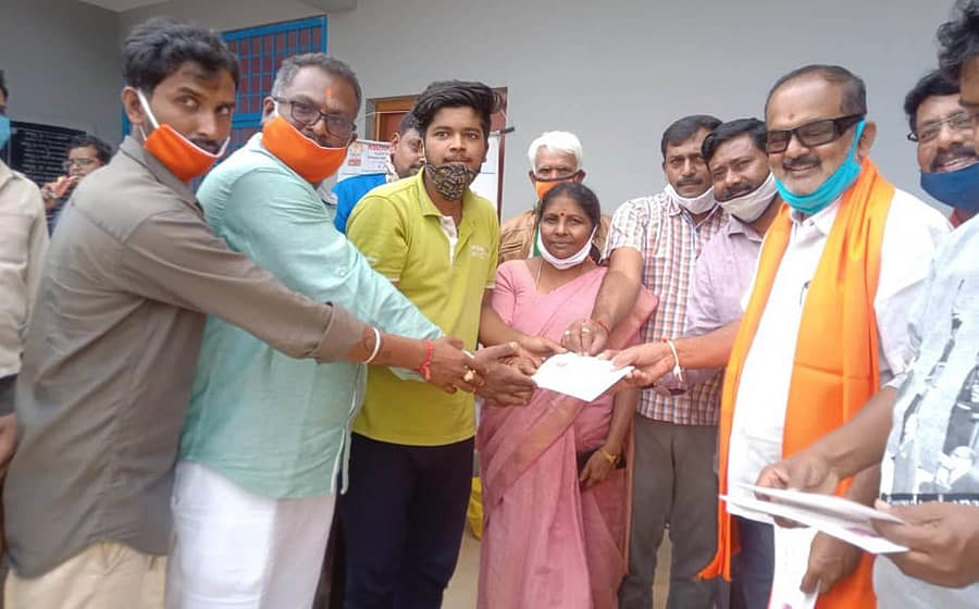 ಚೀಮಂಗಲ ಗ್ರಾಮದ ಕುವೆಂಪು ಶತಮಾನೋತ್ಸವ ಮಾದರಿ ಪ್ರಾಥಮಿಕ ಶಾಲಾ ಆವರಣದಲ್ಲಿ ಬಿಜೆಪಿ ಹಾಗೂ ರಾಷ್ಟ್ರೋತ್ಥಾನ ರಕ್ತ ನಿಧಿ ಸಹಯೋಗದೊಂದಿಗೆ ಆಯೋಜಿಸಿದ್ದ ರಕ್ತದಾನ ಶಿಬಿರದಲ್ಲಿ ರಕ್ತದಾನಿಗಳಿಗೆ ಬಿಜೆಪಿ ಮುಖಂಡರು ಅಭಿನಂದನಾ ಪತ್ರವನ್ನು ನೀಡಿದರು