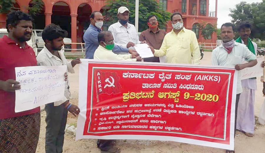 ಸಿಂಧನೂರಿನ ಮಿನಿ ವಿಧಾನಸೌಧ ಮುಂದೆ ಕರ್ನಾಟಕ ರೈತ ಸಂಘ ಭಾನುವಾರ ಕೇಂದ್ರ ಸರ್ಕಾರದ ಜನವಿರೋಧಿ ನೀತಿಗಳನ್ನು ವಿರೋಧಿಸಿ ಪ್ರತಿಭಟಿಸಿ ಗ್ರಾಮ ಲೆಕ್ಕಿಗ ಯೂನೂಸ್ಗೆ ಮನವಿ ಸಲ್ಲಿಸಿತು