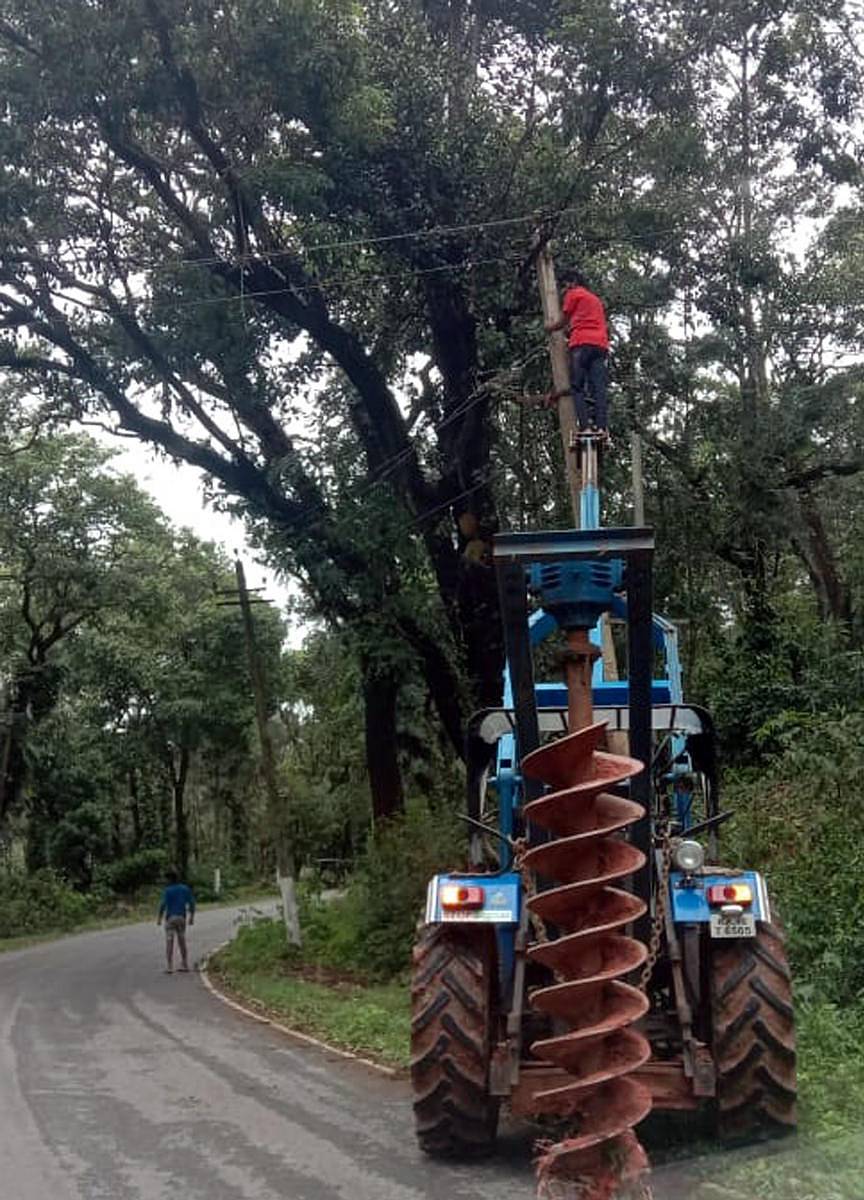 ಸಕಲೇಶಪುರ ತಾಲ್ಲೂಕಿನಲ್ಲಿ ಅತಿವೃಷ್ಟಿಯಿಂದ ಬಿದ್ದಿರುವ ವಿದ್ಯುತ್ ಕಂಬಗಳ ದುರಸ್ತಿ ಕಾರ್ಯದಲ್ಲಿ ಸೆಸ್ಕ್ ಸಿಬ್ಬಂದಿ ತೊಡಗಿರುವುದು