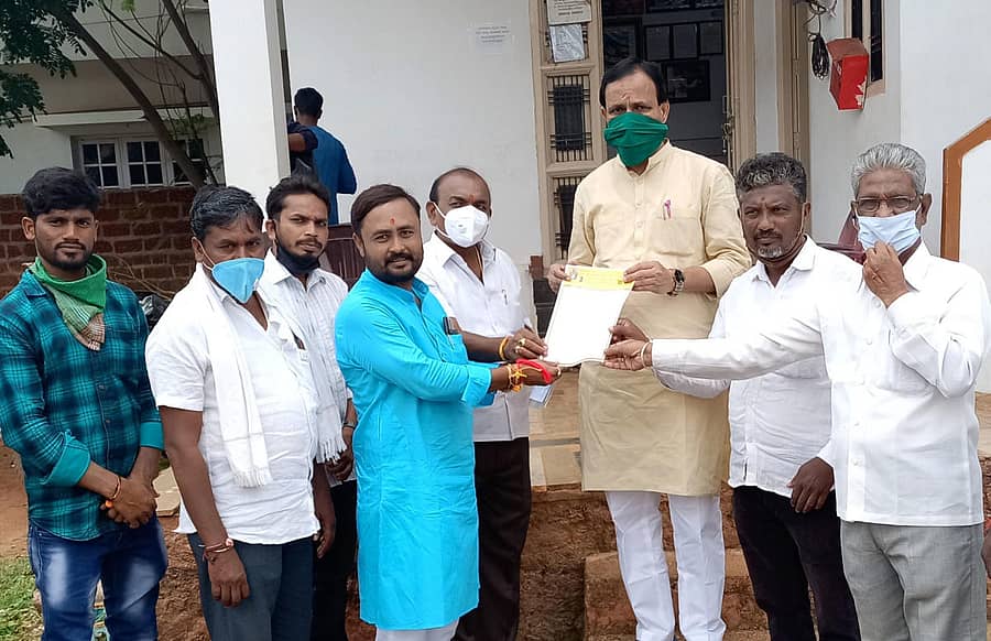 ಬೀದರ್ನಲ್ಲಿ ಅಂಬಿಗರ ಚೌಡಯ್ಯ ಯುವ ಸೇನೆಯ ಸಂಸ್ಥಾಪಕ ಅಧ್ಯಕ್ಷ ಸುನೀಲ ಭಾವಿಕಟ್ಟಿ ಅವರು ಸಂಸದ ಭಗವಂತ ಖೂಬಾ ಅವರಿಗೆ ಮನವಿಪತ್ರ ಸಲ್ಲಿಸಿದರು