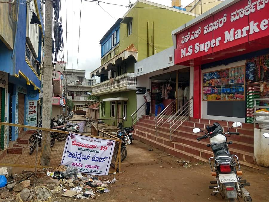 ಚಾಮರಾಜನಗರದ 19ನೇ ವಾರ್ಡ್ನ ಬೀದಿಯ ಒಂದು ಭಾಗವನ್ನು ಕಂಟೈನ್ಮೆಂಟ್ ವಲಯ ಎಂದು ಘೋಷಿಸಲಾಗಿದೆ. ಎದುರಿಗೆ ಇರುವ ಅಂಗಡಿಗಳು ತೆರೆದಿವೆ