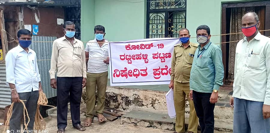 ಕೊರೊನಾ ಸೋಂಕು ಪತ್ತೆಯಾದ ಕಾರಣ, ರಟ್ಟೀಹಳ್ಳಿ ಪಟ್ಟಣದ ಟಿಪ್ಪು ನಗರದಲ್ಲಿ ನಿಗದಿತ ಪ್ರದೇಶವನ್ನು ಸೀಲ್ಡೌನ್ ಮಾಡಲಾಯಿತು