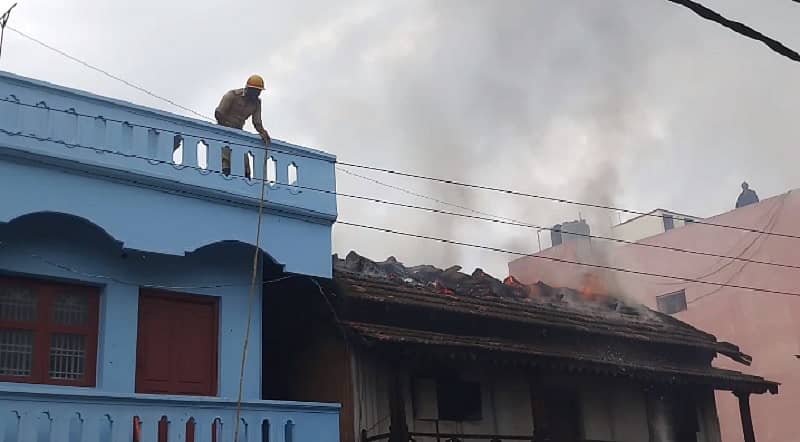 ಭಾಗ್ಯ ಪ್ರಾವಿಷನ್ ಸ್ಟೋರ್ನ ಗೋದಾಮಿಗೆ ಭಾನುವಾರ ಆಕಸ್ಮಿಕವಾಗಿ ಬೆಂಕಿ ತಗುಲಿದೆ