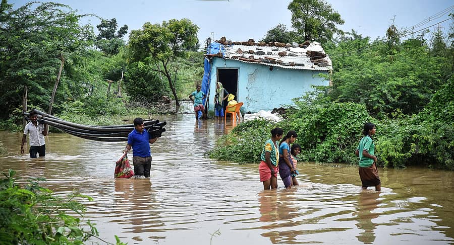 ಪ್ರವಾಹದಿಂದ ಮನೆ ಕಳೆದುಕೊಂಡು ಸುರಕ್ಷಿತ ಪ್ರದೇಶಗಳಿಗೆ ತಲುಪುತ್ತಿರುವ ಜನರು–ಸಾಂದರ್ಭಿಕ ಚಿತ್ರ