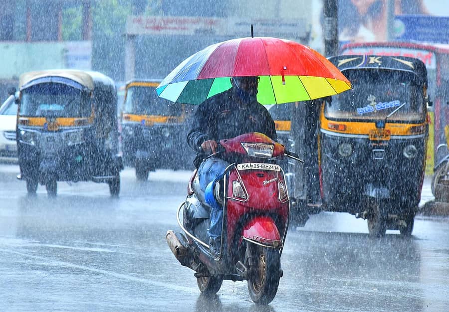 ಮಳೆಯಲ್ಲೇ ಸಾಗುತ್ತಿರುವ ವಾಹನಗಳು -ಪ್ರಜಾವಾಣಿ ಚಿತ್ರ