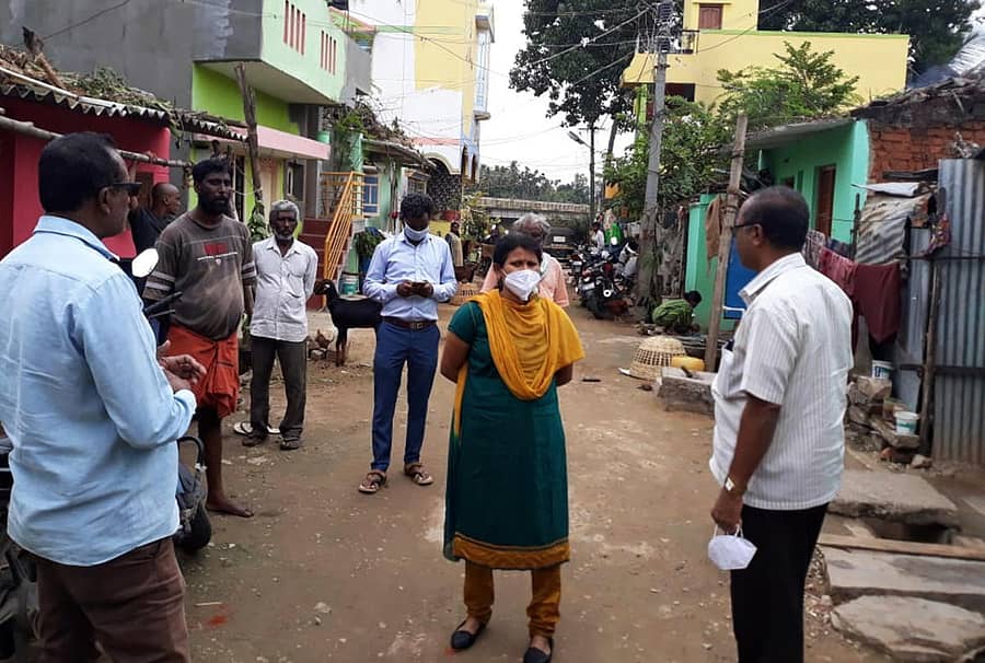 ಶ್ರೀರಂಗಪಟ್ಟಣದ ಕಾವೇರಿಪುರ (ಹಳೆ ಸಂತೆಮಾಳ)ಕ್ಕೆ ತಹಶೀಲ್ದಾರ್‌ ಎಂ.ವಿ. ರೂಪಾ ಹಾಗೂ ಪುರಸಭೆ ಮುಖ್ಯಾಧಿಕಾರಿ ಕೃಷ್ಣ ಭಾನುವಾರ ಭೇಟಿ ನೀಡಿ ನದಿಗೆ ಇಳಿಯದಂತೆ ಜನರಿಗೆ ಸೂಚನೆ ನೀಡಿದರು