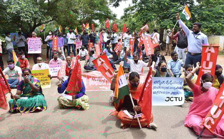 ಮೈಸೂರು ಜಿಲ್ಲಾಧಿಕಾರಿ ಕಚೇರಿ ಬಳಿ ಸೋಮವಾರ ಸರ್ಕಾರದ ಕಾರ್ಮಿಕ ವಿರೋಧಿ ನೀತಿ ಖಂಡಿಸಿ, ಕಾರ್ಮಿಕ ಸಂಘಟನೆಗಳ ಜಂಟಿ ಸಮಿತಿ ವತಿಯಿಂದ ಪ್ರತಿಭಟಿಸಲಾಯಿತು